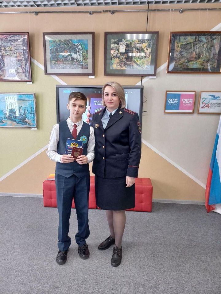 В Буинске в рамках 10ти -летия воссоединения Крыма с Россией вручили паспорта юным гражданам