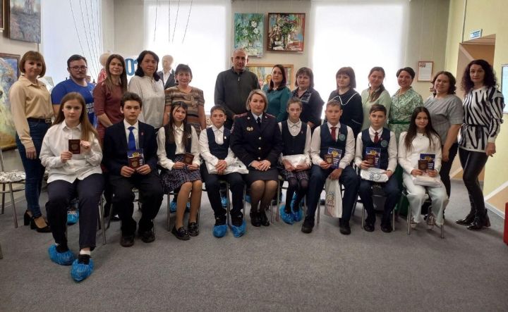 В Буинске в рамках 10ти -летия воссоединения Крыма с Россией вручили паспорта юным гражданам