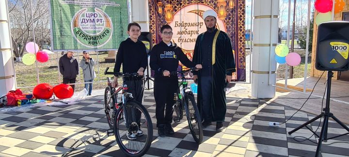 Рамазан аенда мәчеткә тэравих намазларына йөргән буалы балаларга велосипедлар буләк иттеләр
