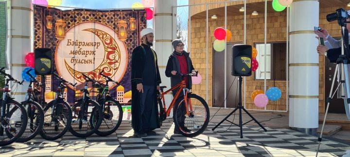 Рамазан аенда мәчеткә тэравих намазларына йөргән буалы балаларга велосипедлар буләк иттеләр