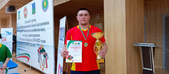 Бүген Буада Марат Садыйков истәлегенә узган көрәш ярышында абсолют батырга суыткыч тапшырылды (фото)