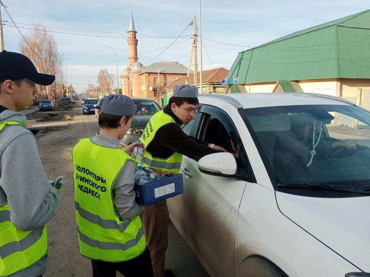 На улице города Буинска раздали более пятисот порций плова, воды, и фиников