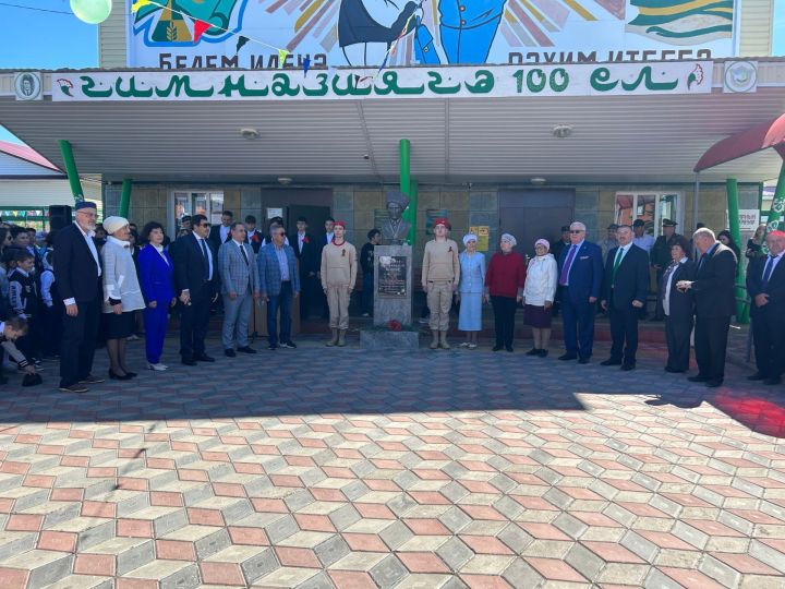 В день последнего звонка открыт бюст Муллануру Вахитову, в Буинской гимназии