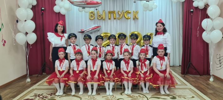 Сегодня “стюардессы” и “пилоты” из Буинского района прощались с детским садом (фоторепортаж)