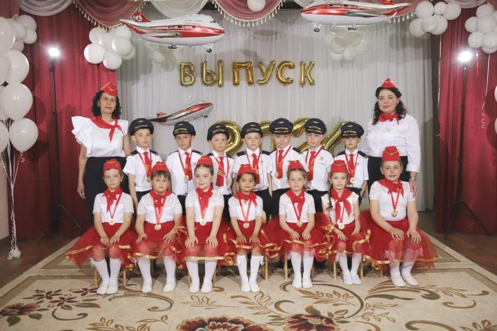 Сегодня “стюардессы” и “пилоты” из Буинского района прощались с детским садом (фоторепортаж)