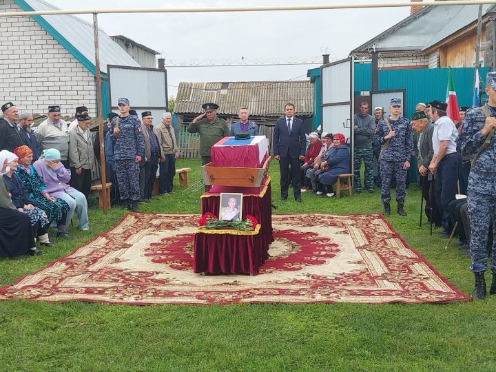 Буинск простился с героем: в деревне Мещеряково проводили в последний путь Алмаза Юнусова (+фото)