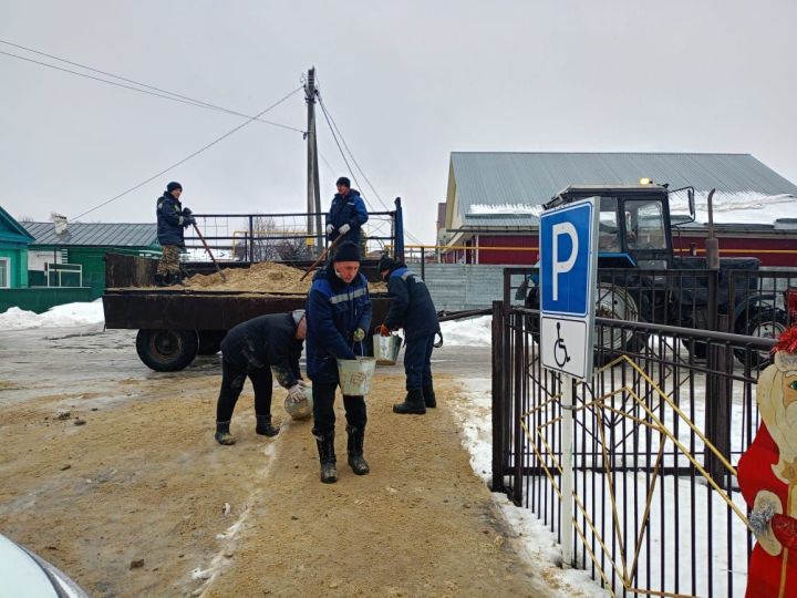 В Буинске тротуары обрабатывают песчано-соляной смесью (фото, видео)