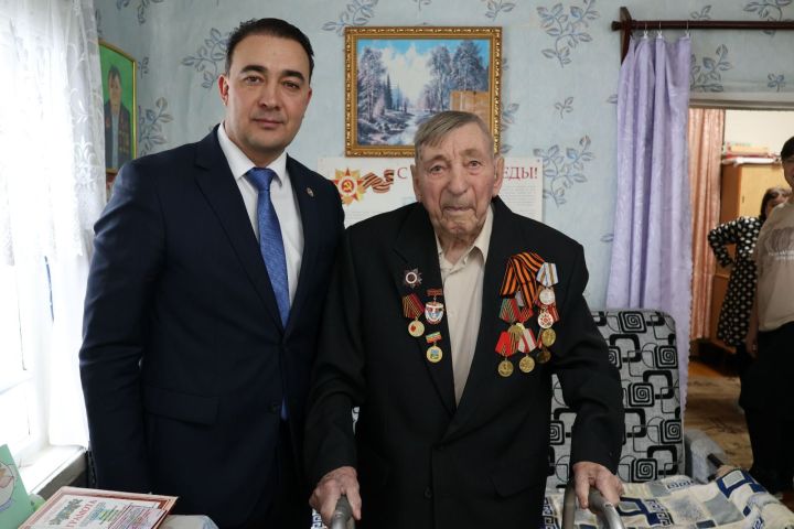 Буада сугыш ветераннарына районның Почетлы гражданы  исеме бирелде һәм юбилей медале тапшырылды