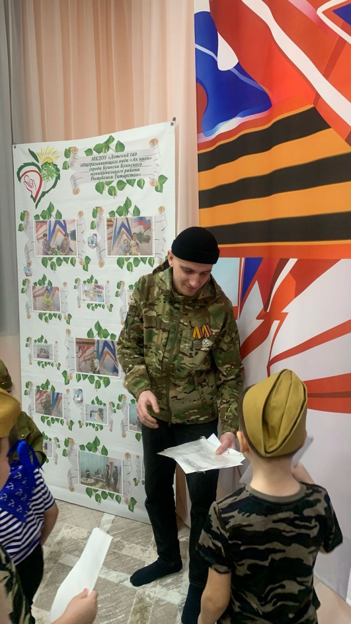 В Буинске боец, вернувшийся из СВО, посетил детский сад, где воспитывается его дочь  (фото, видео)