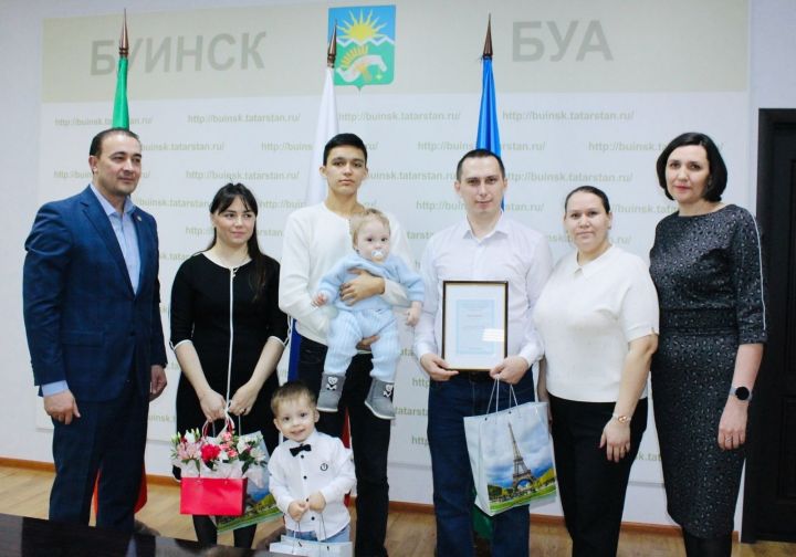 В Буинске вручили сертификат на приобретение жилья молодым многодетным семьям