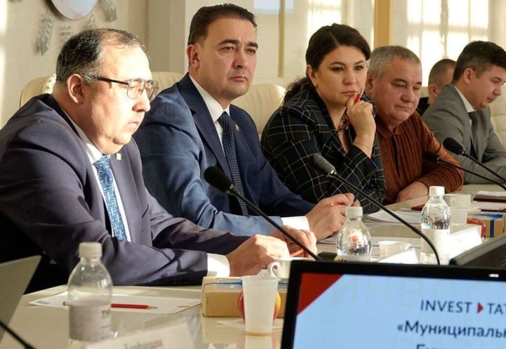 Глэмпинги на «Буинских Мальдивах» и улица миллиардеров: что глава района Ранис Камартдинов продвигал в АИР