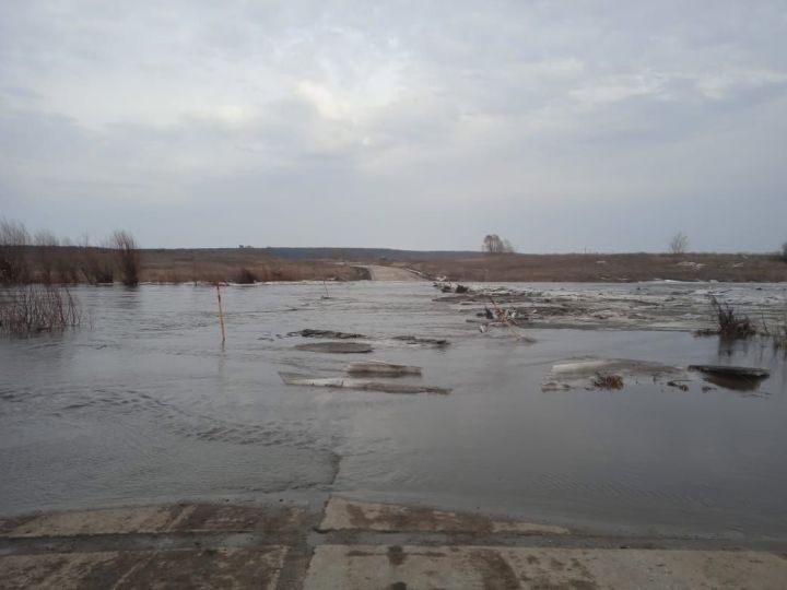 В деревне Черки-Бибкеево Черки-Кильдуразского сельского поселения Буинского района в этом году  три семьи оторваны от «большой земли»