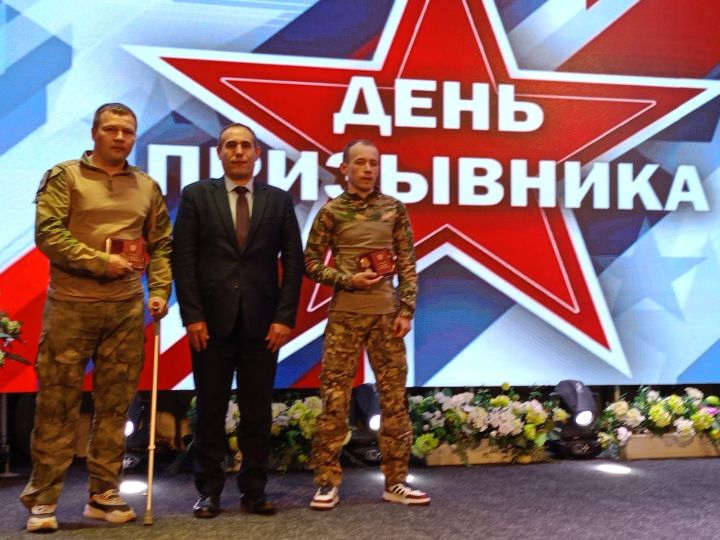 Буада булачак солдатлар чын сугышчылар белән очраштылар