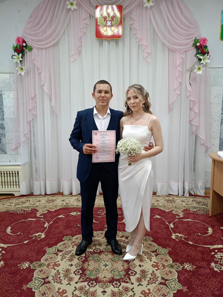 В международный День семьи в Буинске появилась новая семья. В этот день поздравили и Абдуллиных, отмечающих Золотую свадьбу (фото)