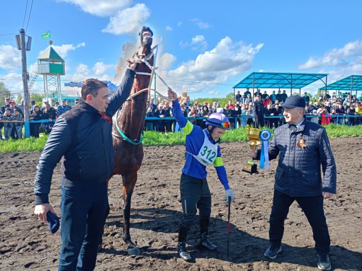 В Буинске по случаю 80-летия Великой Победы прошли конные скачки (+фото, видео)