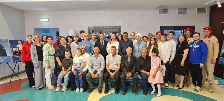 Алар чын патриотлар тәрбияләгәннәр. Буада “Герой әтисе” дип исемләнгән фотокүргәзмә эшли