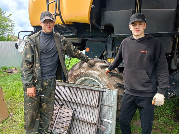 В дирекции агрофирмы «Заря» уделяют внимание подготовке механизаторов.