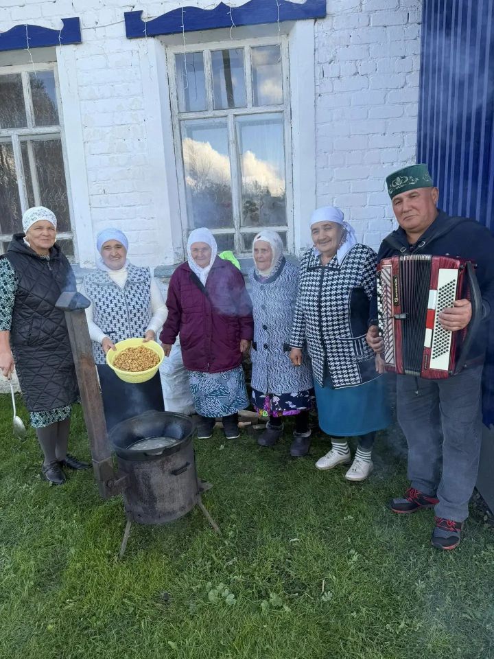 В Буинском районе пожилые в свой праздник приготовили на костре чак-чак для солдат