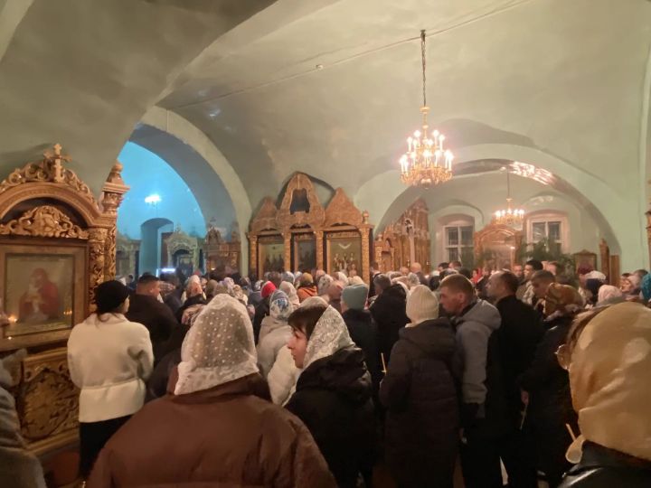Сегодня в Буинске ночью встретили светлый праздник Пасхи.
