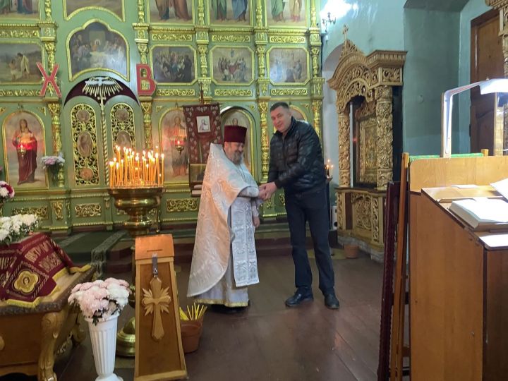 Сегодня в Буинске ночью встретили светлый праздник Пасхи.