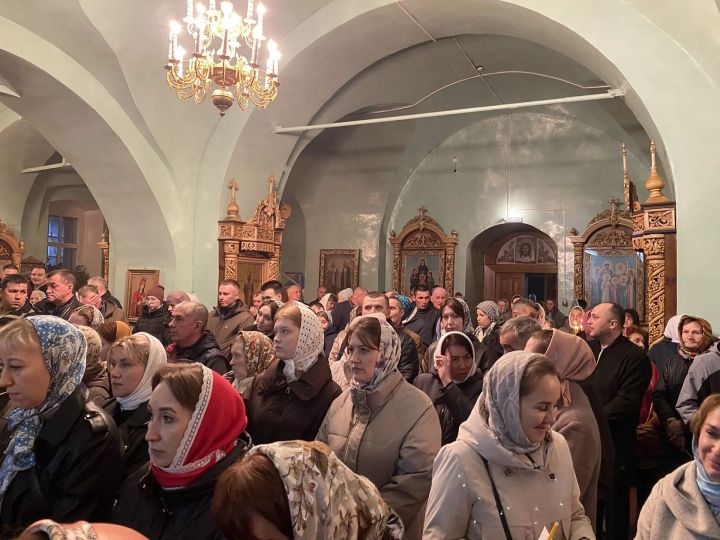 Сегодня в Буинске ночью встретили светлый праздник Пасхи.