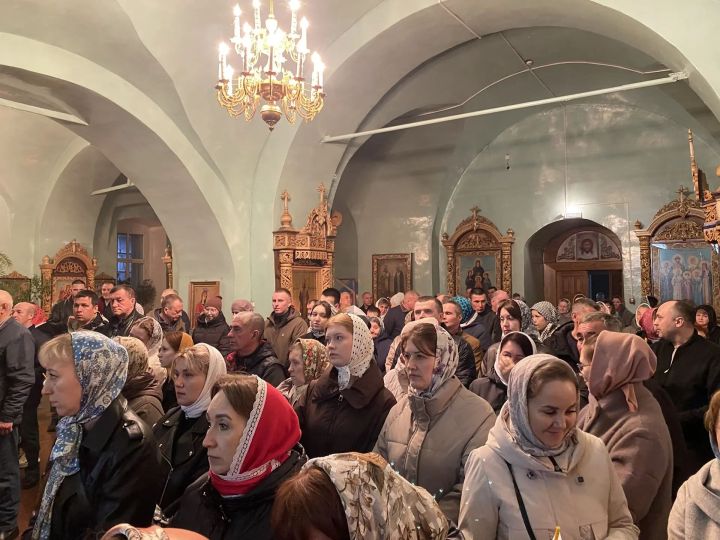 Сегодня в Буинске ночью встретили светлый праздник Пасхи.