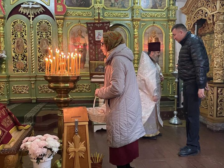 Сегодня в Буинске ночью встретили светлый праздник Пасхи.