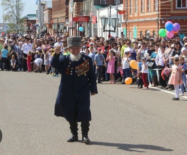 Самый многодетный из ветеранов Котдус Мулюков и сегодня на праздник пришел в легендарной папахе