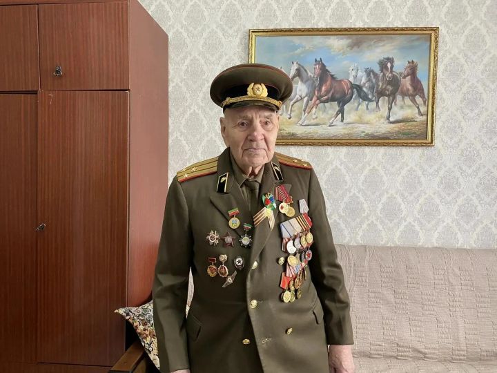Самого старшего среди ветеранов войны Рауфа Тухватуллина в последнее время подводят ноги. Но он и сегодня в строю