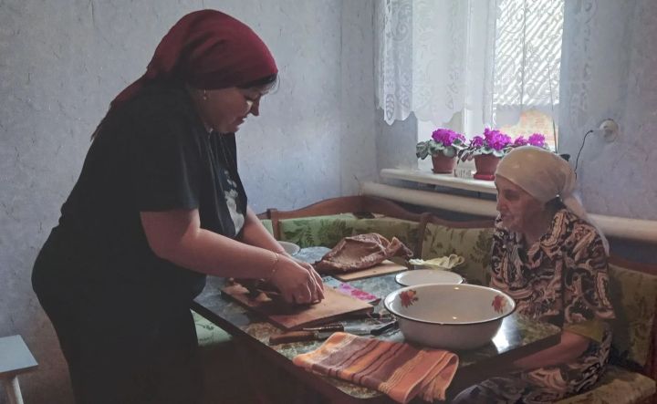 Соцработник из Буинска Альбина Шарафетдинова: «С одной  из бабушек мечтали дожить до ста, она ушла ровно в сто лет. Сейчас жалею: почему не желали до 105и»