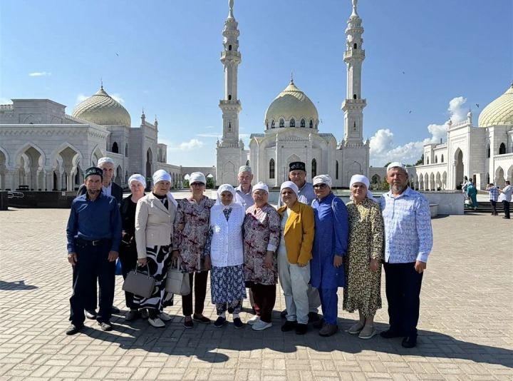 Буа районы Карлы авылыннан шәхси эшмәкәр үз автобусы белән  мәхәллә картларын изге Болгар җиренә алып барып кайтты