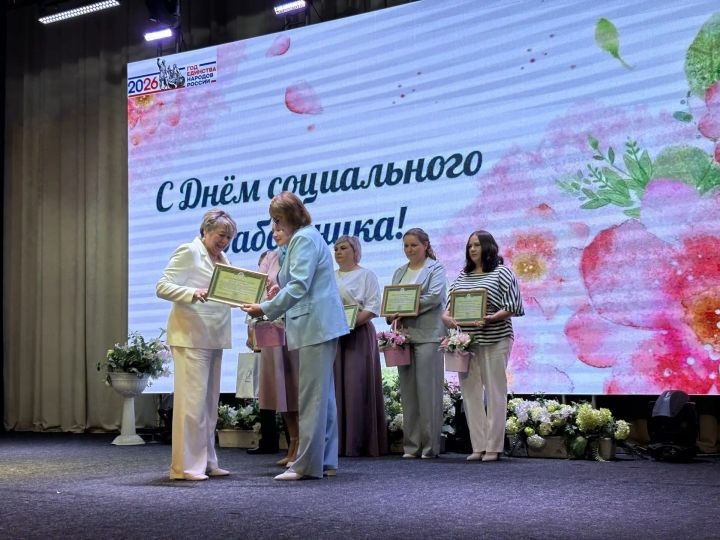 Бүген Буада социаль хезмәткәрләр һөнәри бәйрәмнәрен билгеләп үттеләр (фото)