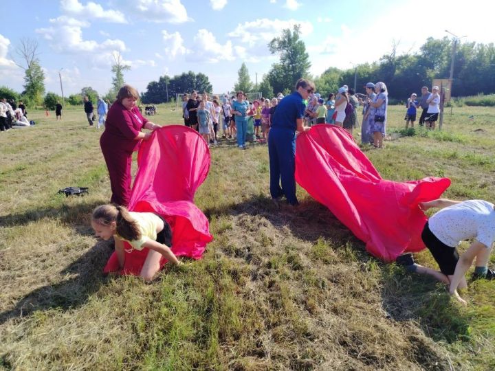Адав-Толымбай авылындагы «Аръяк» дөньякүләм танылган спортчылар тәрбияләгән. Бүген анда бәйрәм узды