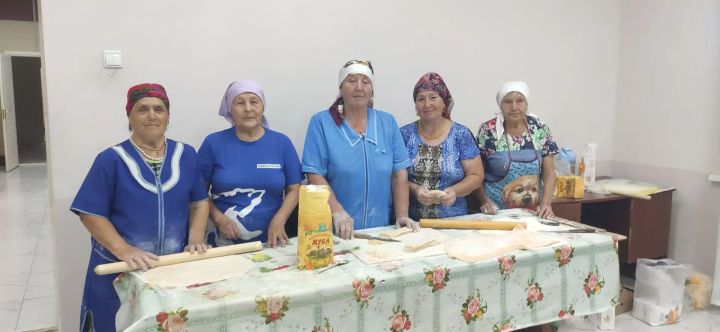 Женщины в очередной раз собрались в сельском клубе деревни Тингаш,  чтобы приготовить домашнюю лапшу для отправки  в зону СВО