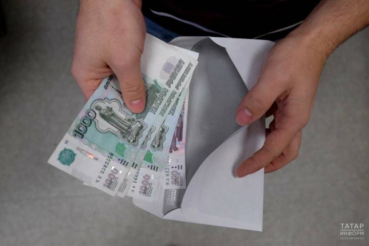В УФНС по РТ напомнили о рисках получения зарплаты «в конверте»