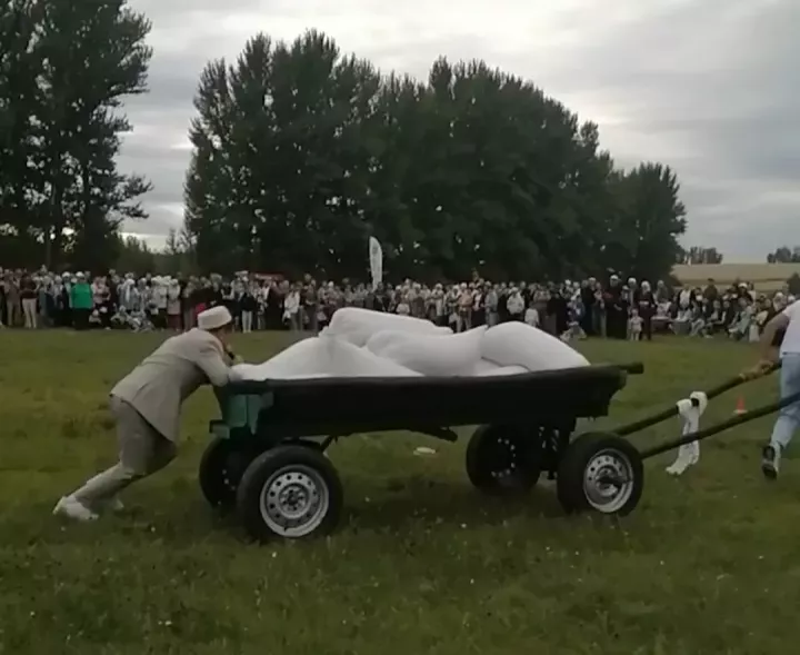 Әле дә бөтен дөньям авырта, ди ун капчык бодай төялгән ат арбасы тарткан Буа егете Юныс Мифтахетдинов