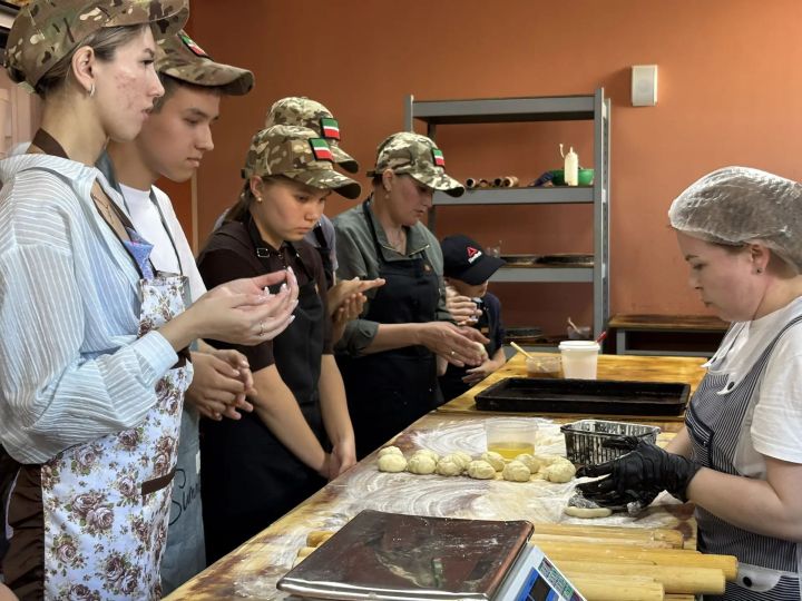 Буада махсус хәрби операциядә катнашучы хәрбиләрнең гаиләләрен Гаилә бәйрәме уңаеннан очрашуга чакырдылар