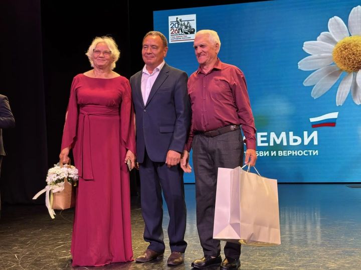 Бу минутларда Буа театры бинасында озак еллар бергә яшәгән, күп балалы гаиләләрне тәбрикләү тантанасы бара
