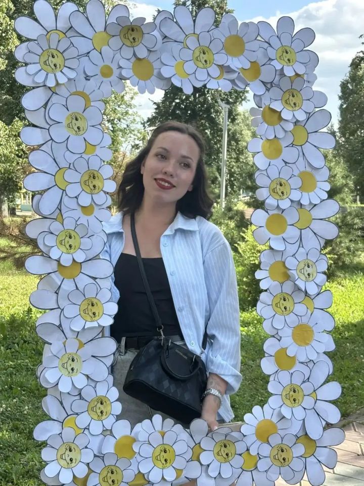 Бүген Яшьләр паркында буалы гаиләләргә  акчәчәкле рама эчендә истәлеккә фотога төшәргә тәкүдим иттеләр