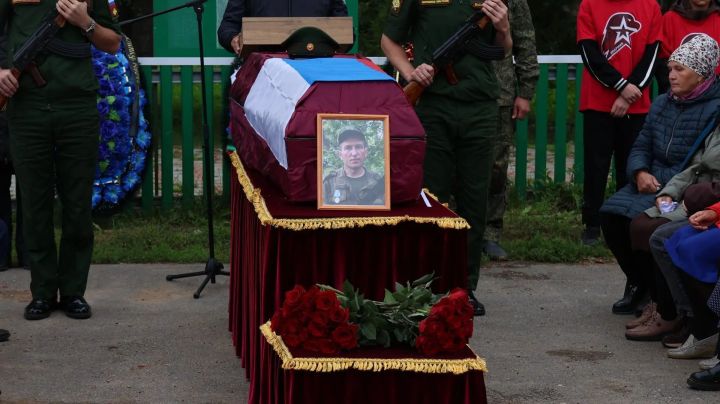 В селе Новые Чечкабы Буинского района проводили в последний путь Ильсура Зиннурова