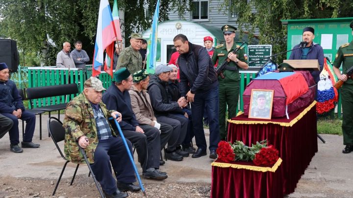 В селе Новые Чечкабы Буинского района проводили в последний путь Ильсура Зиннурова