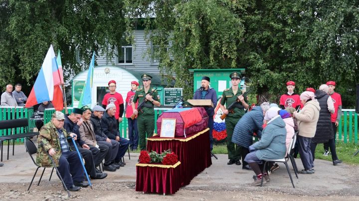 В селе Новые Чечкабы Буинского района проводили в последний путь Ильсура Зиннурова