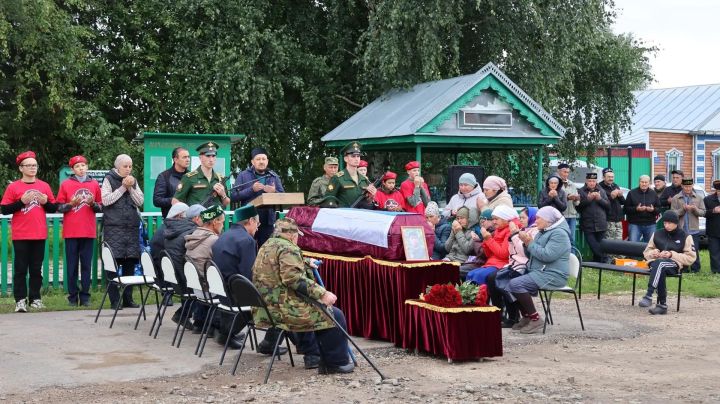 В селе Новые Чечкабы Буинского района проводили в последний путь Ильсура Зиннурова
