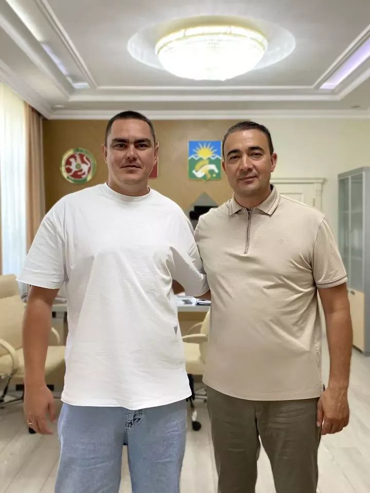 Буа районы башлыгы Ранис Камартдинов махсус хәрби операциядә катнашучы Алмаз Багаутдинов белән очрашты