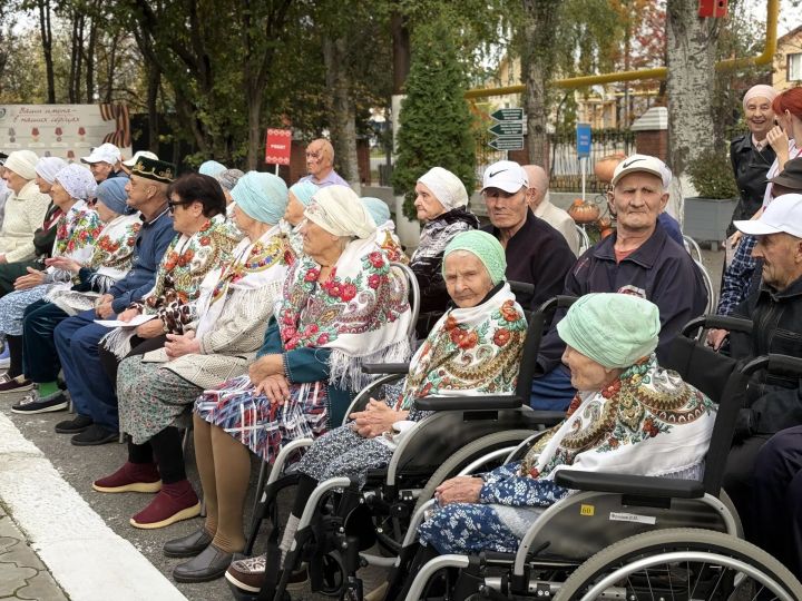 Буаның картлар йорты ишегалдында бәйрәм концерты узды