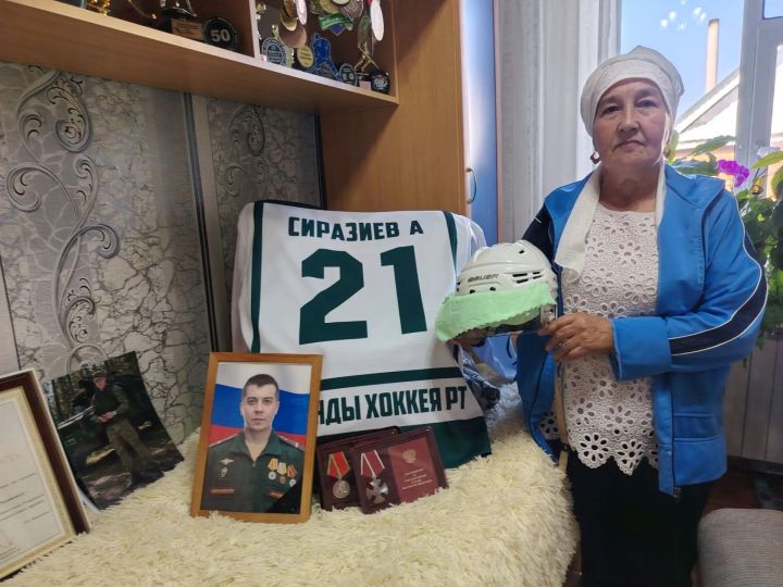 В Буинске увековечили память тренера-героя: на доме Айрата Сиразиева открыли мемориальную доску